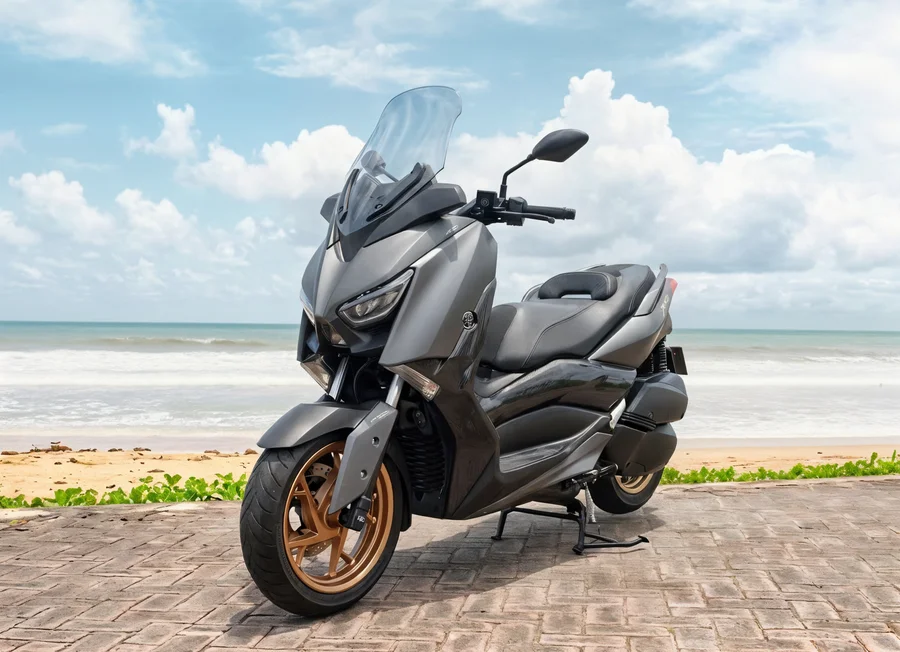 Bronsegrå Yamaha XMAX 250 TECH MAX maxi motorscooter med gullhjul, høy motorsykkelfrontrute og sete med bred trappetrinn